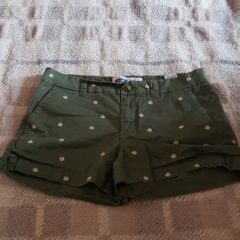 Old Navy Daisy Pattern Midrise Everyday shorts
